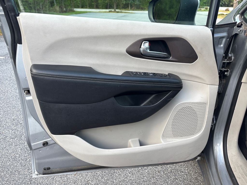 2021 Chrysler Voyager LX