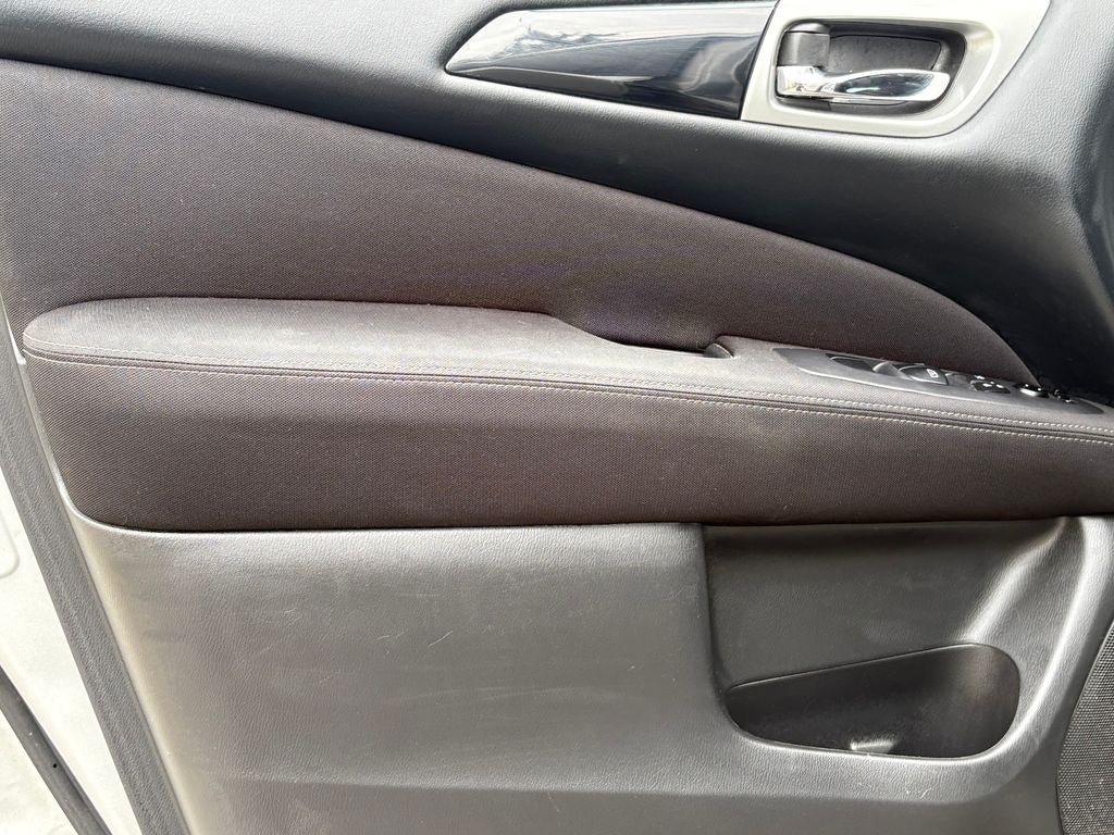 2017 Nissan Pathfinder SV