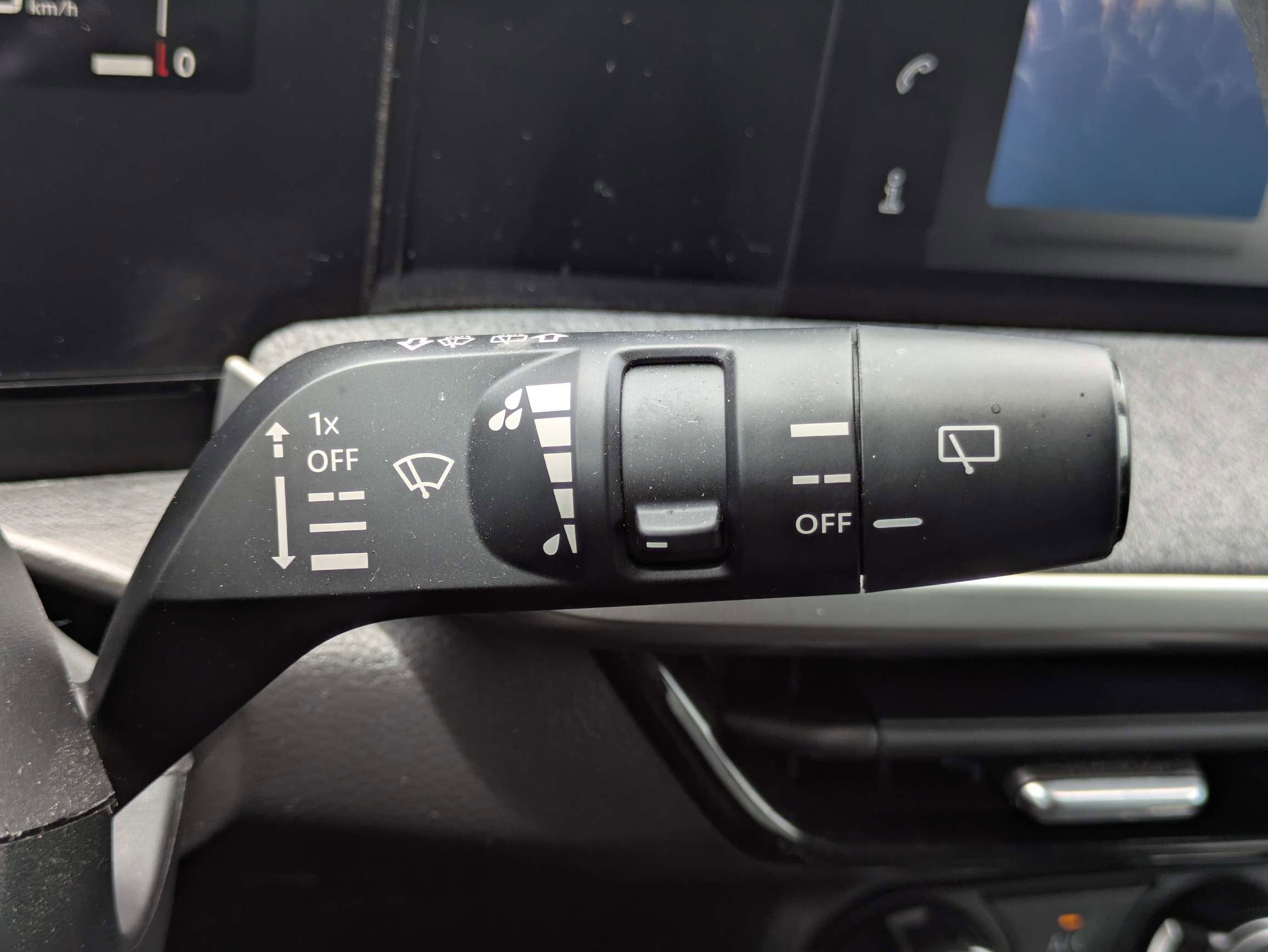 2025 Nissan Kicks SV FWD